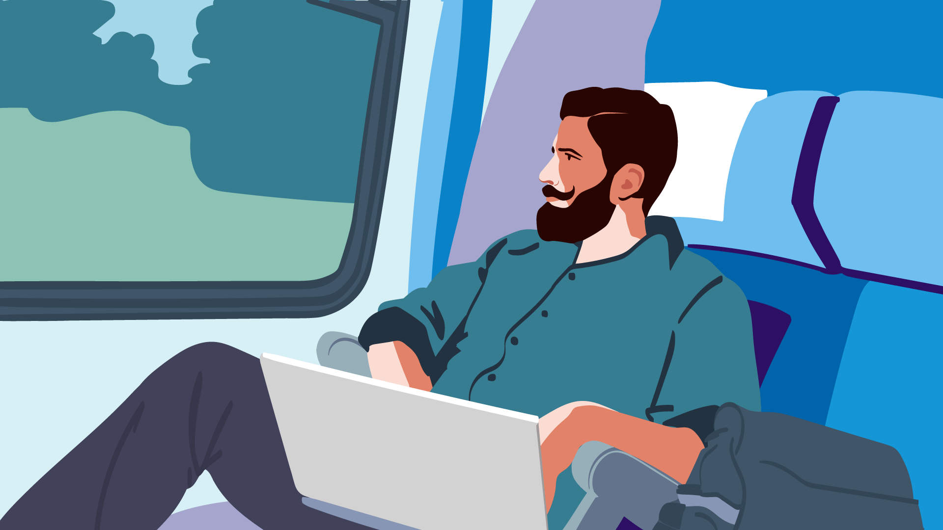 Mann mit grünem Hemd im Zug arbeitet am Laptop, um darzustellen, dass eine Reisekostenabrechnung als Freiberufler wichtig ist.